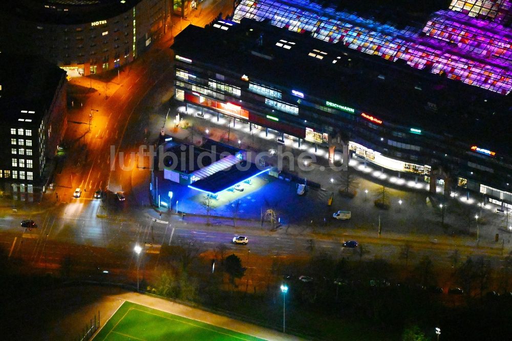 Nacht-Luftaufnahme Berlin - Nachtluftbild Kreuzung Berliner Straße - Am Borsigturm in Berlin, Deutschland