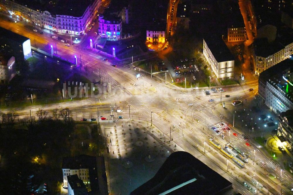 Leipzig bei Nacht aus der Vogelperspektive: Nachtluftbild Kreuzung Goerdelerring - Tröndlinring - Elstermühlgraben in Leipzig im Bundesland Sachsen, Deutschland