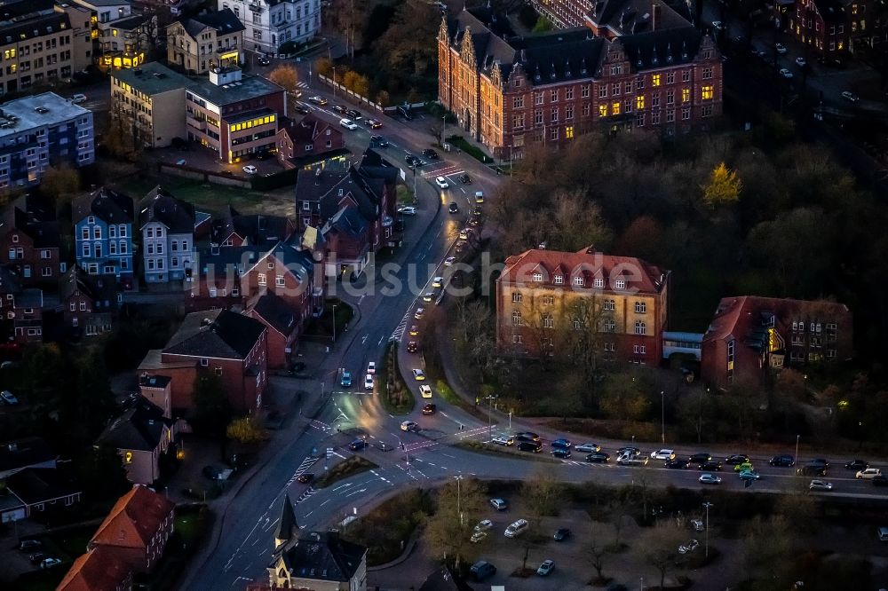 Stade bei Nacht aus der Vogelperspektive: Nachtluftbild Kreuzung Hansebrücke Harburgerstraße Harsefelderstraße in Stade im Bundesland Niedersachsen, Deutschland