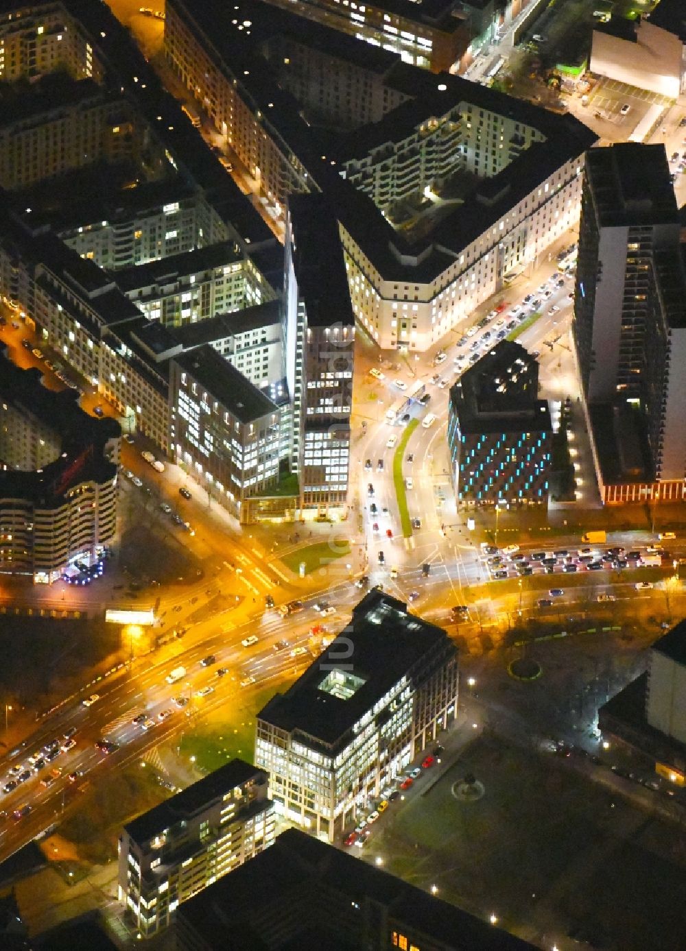 Nacht-Luftaufnahme Berlin - Nachtluftbild Kreuzung Niederwallstraße - Leipziger Straße - Seydelstraße - Axel-Springer-Straße im Ortsteil Mitte in Berlin, Deutschland