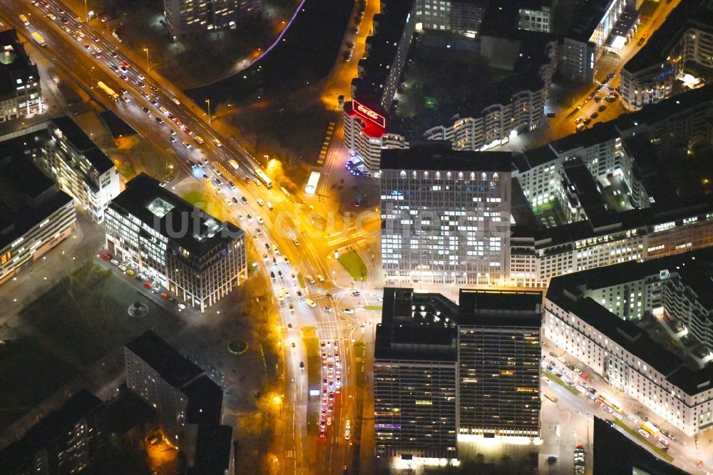 Nacht-Luftaufnahme Berlin - Nachtluftbild Kreuzung Niederwallstraße - Leipziger Straße - Seydelstraße - Axel-Springer-Straße im Ortsteil Mitte in Berlin, Deutschland