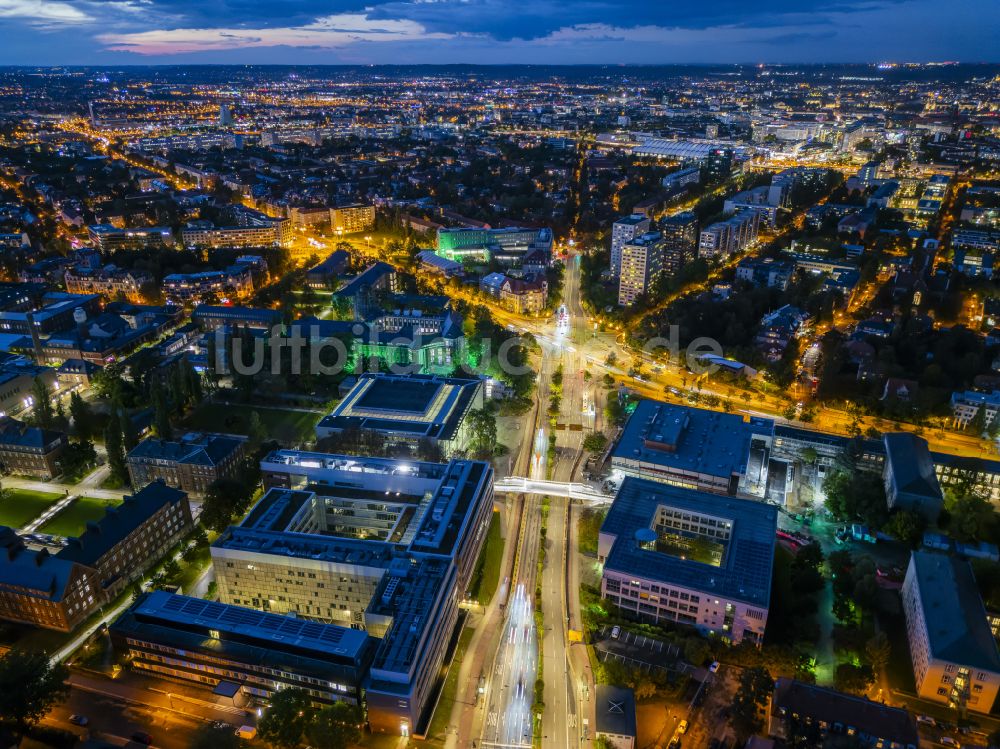 Dresden bei Nacht aus der Vogelperspektive: Nachtluftbild Kreuzung im Ortsteil Südvorstadt in Dresden im Bundesland Sachsen, Deutschland