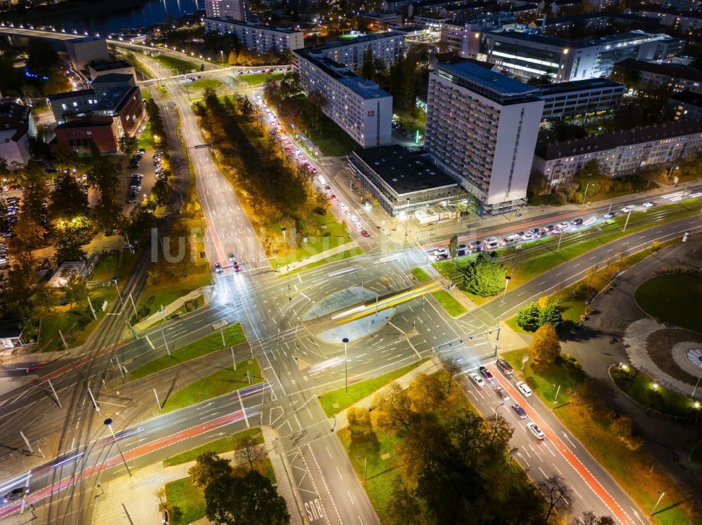 Dresden bei Nacht von oben - Nachtluftbild Kreuzung Pirnaischer Platz in Dresden im Bundesland Sachsen, Deutschland