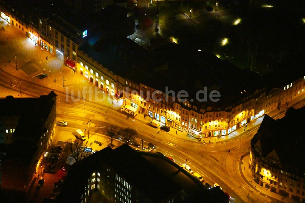 Halle (Saale) bei Nacht aus der Vogelperspektive: Nachtluftbild Kreuzung Am Steintor in Halle (Saale) im Bundesland Sachsen-Anhalt, Deutschland