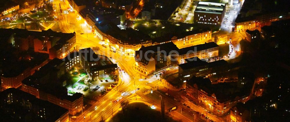 Halle (Saale) bei Nacht aus der Vogelperspektive: Nachtluftbild Kreuzung Am Steintor in Halle (Saale) im Bundesland Sachsen-Anhalt, Deutschland