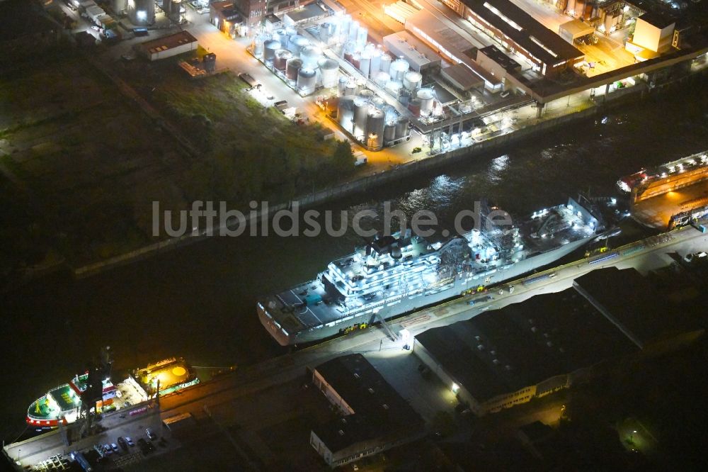 Hamburg bei Nacht aus der Vogelperspektive: Nachtluftbild Kriegsschiff der Marine Berlin A 1411 im Hafen in Hamburg, Deutschland