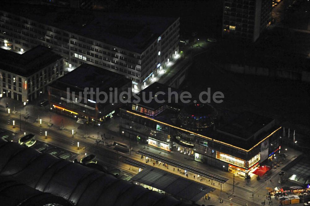 Dresden bei Nacht von oben - Kugelhaus am Wiener Platz Dresden bei Nacht