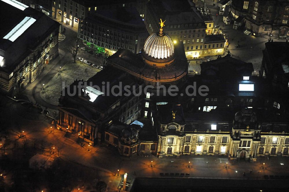 Dresden bei Nacht aus der Vogelperspektive: Kunstakademie Dresden bei Nacht