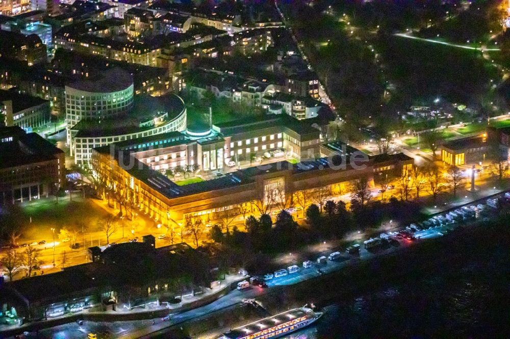 Nacht-Luftaufnahme Düsseldorf - Nachtluftbild Kunstpalast in Düsseldorf im Bundesland Nordrhein-Westfalen, Deutschland