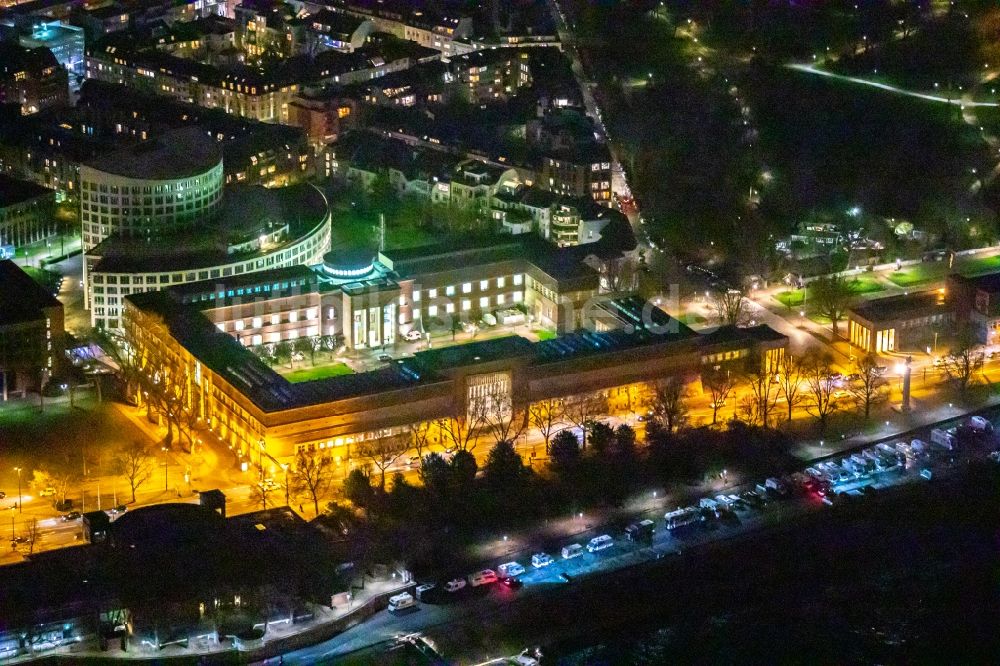 Düsseldorf bei Nacht von oben - Nachtluftbild Kunstpalast in Düsseldorf im Bundesland Nordrhein-Westfalen, Deutschland