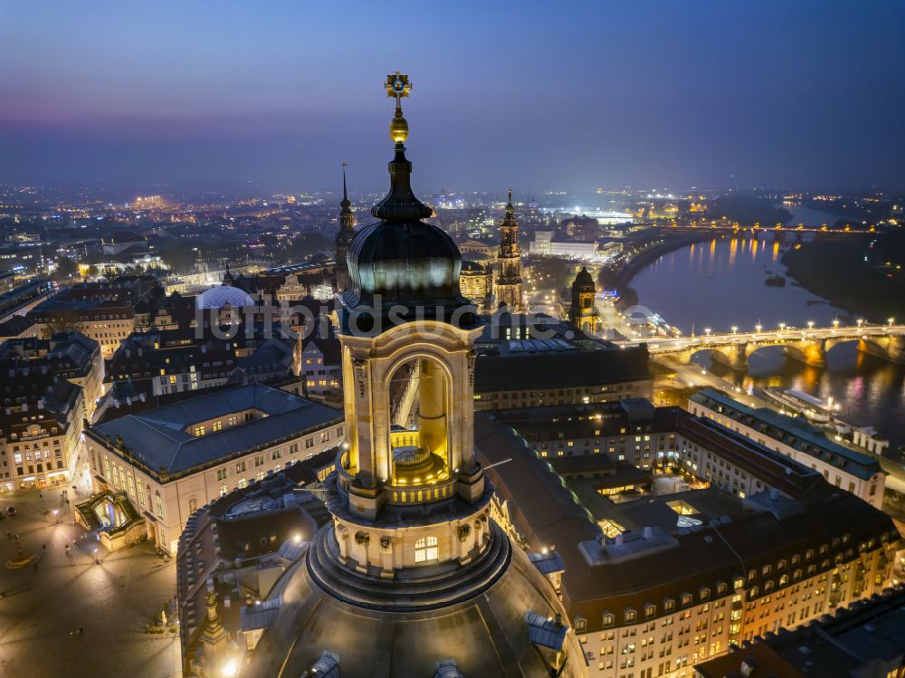 Dresden bei Nacht von oben - Nachtluftbild Kuppelkreuz der Frauenkirche Dresden im Altstadt- Zentrum in Dresden im Bundesland Sachsen, Deutschland