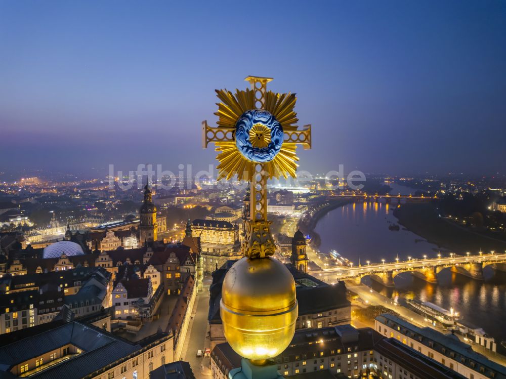 Dresden bei Nacht aus der Vogelperspektive: Nachtluftbild Kuppelkreuz der Frauenkirche Dresden im Altstadt- Zentrum in Dresden im Bundesland Sachsen, Deutschland