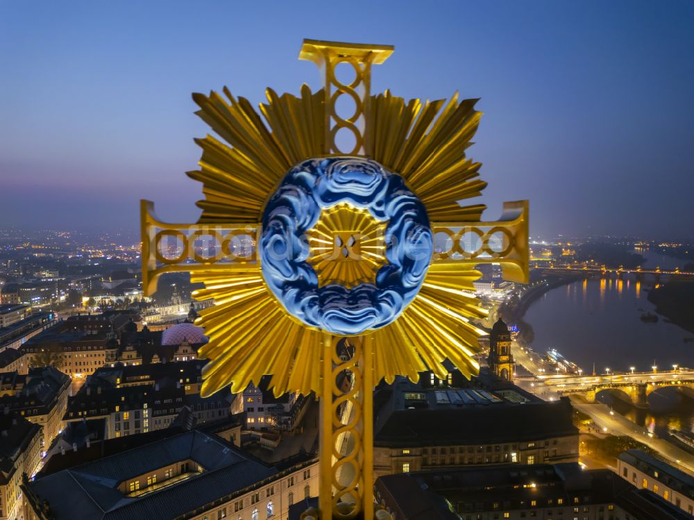 Nachtluftbild Dresden - Nachtluftbild Kuppelkreuz der Frauenkirche Dresden im Altstadt- Zentrum in Dresden im Bundesland Sachsen, Deutschland