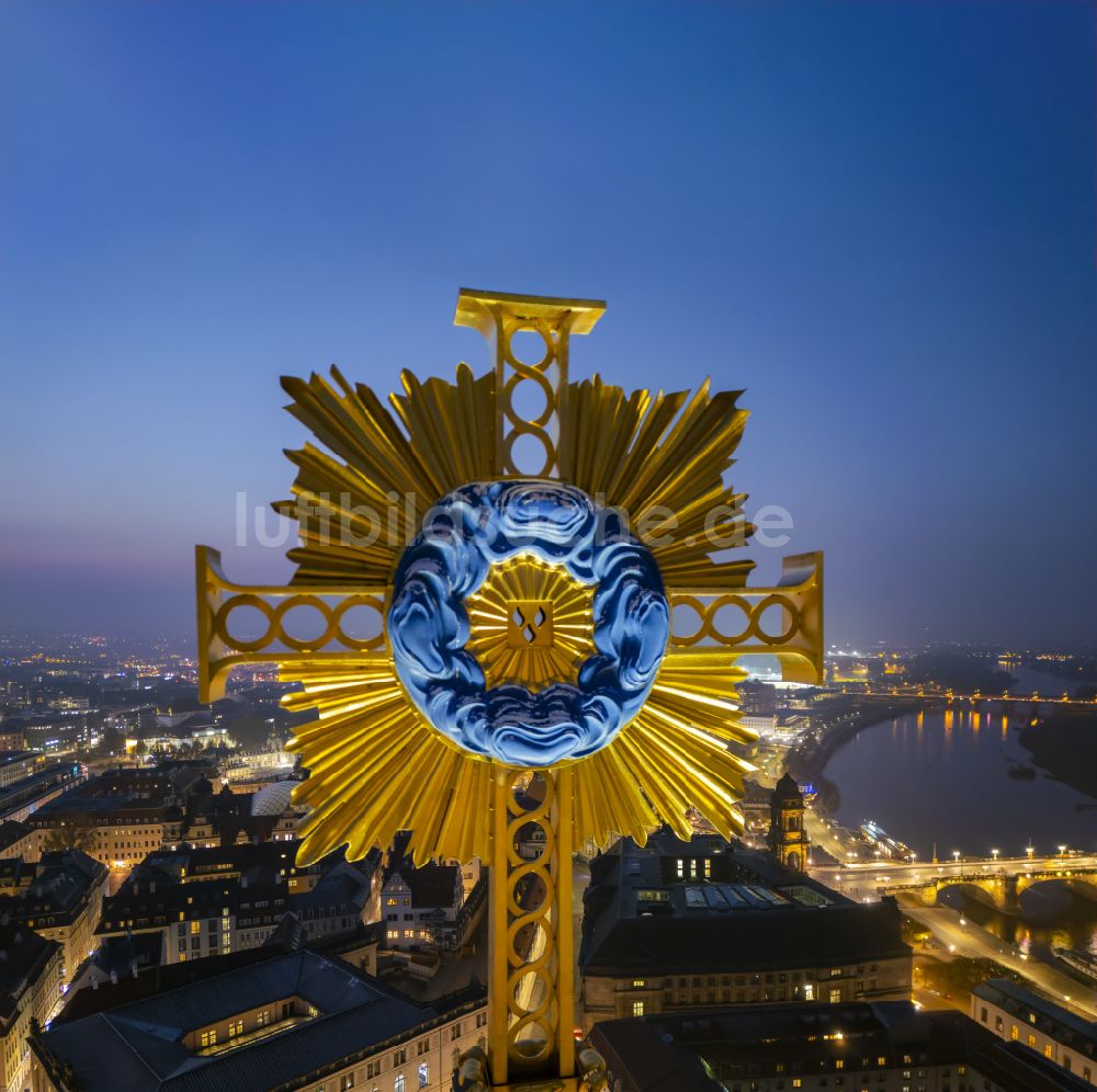 Nacht-Luftaufnahme Dresden - Nachtluftbild Kuppelkreuz der Frauenkirche Dresden im Altstadt- Zentrum in Dresden im Bundesland Sachsen, Deutschland