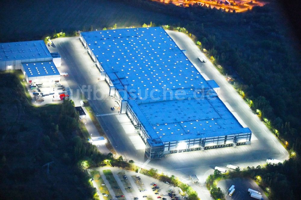 Altlandsberg bei Nacht von oben - Nachtluftbild Lagerhallen und Speditionsgebäude in Altlandsberg im Bundesland Brandenburg, Deutschland