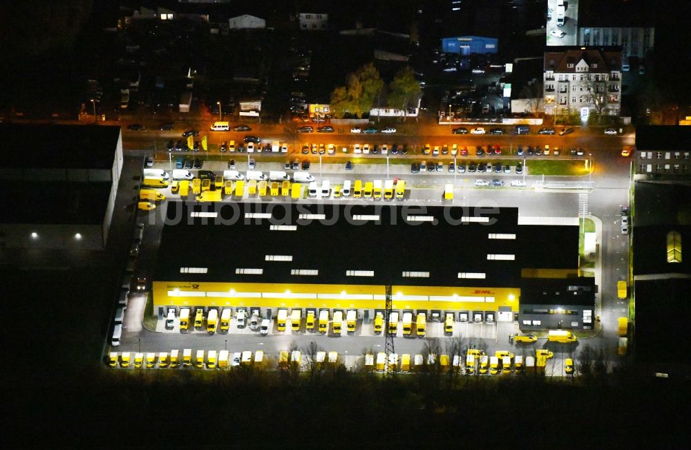 Nachtluftbild Berlin - Nachtluftbild Lagerhallen und Speditionsgebäude DHL Delivery Berlin Zentrum im Ortsteil Lichtenberg in Berlin, Deutschland