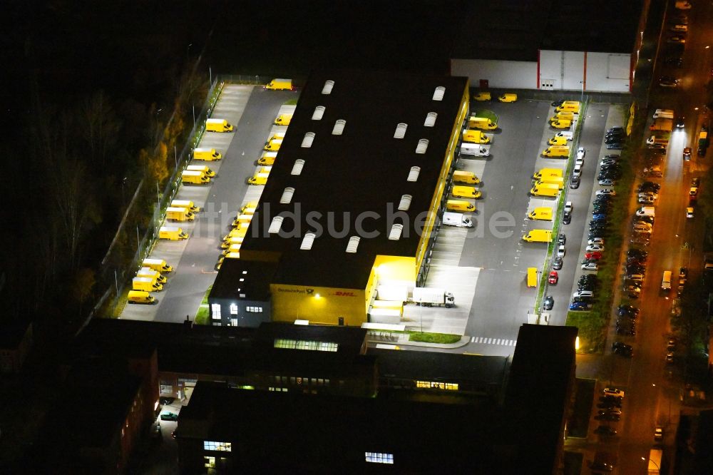 Berlin bei Nacht von oben - Nachtluftbild Lagerhallen und Speditionsgebäude DHL Delivery Berlin Zentrum im Ortsteil Lichtenberg in Berlin, Deutschland