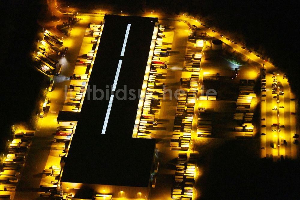 Osnabrück bei Nacht von oben - Nachtluftbild Lagerhallen und Speditionsgebäude Heinrich Koch Internationale Spedition GmbH & Co. KG in Osnabrück im Bundesland Niedersachsen, Deutschland