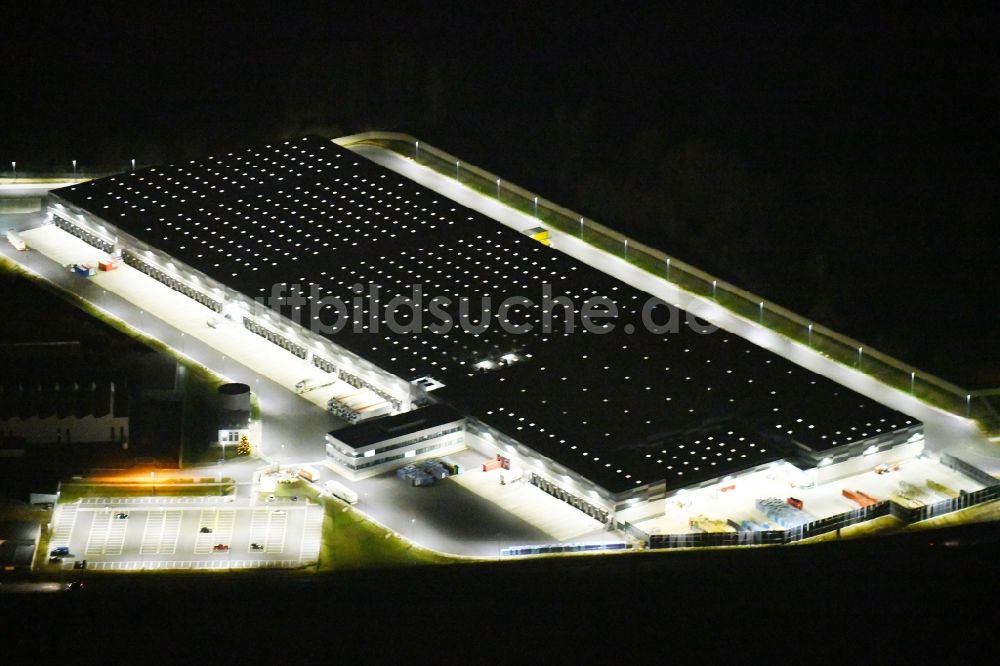 Eggolsheim bei Nacht aus der Vogelperspektive: Nachtluftbild Lagerhallen und Speditionsgebäude der Lidl Vertriebs GmbH & Co. KG in Eggolsheim im Bundesland Bayern, Deutschland