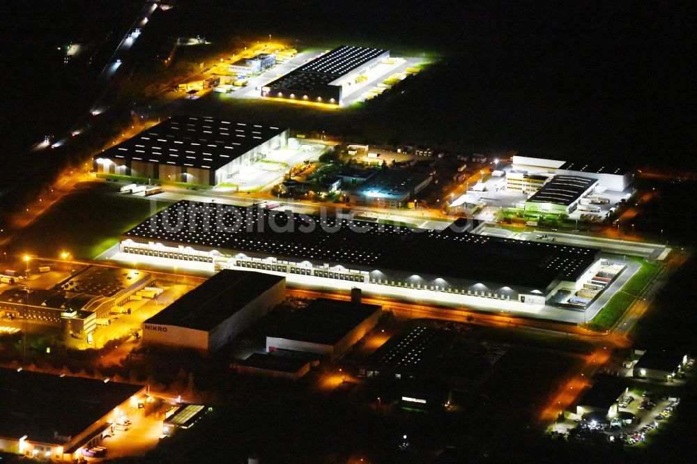 Nacht-Luftaufnahme Radeburg - Nachtluftbild Lagerhallen und Speditionsgebäude Lidl Zentrallager in Radeburg im Bundesland Sachsen, Deutschland