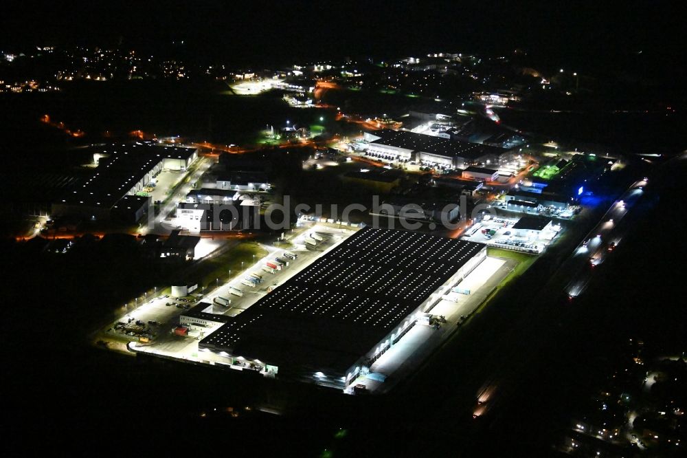 Siek bei Nacht von oben - Nachtluftbild Lagerhallen und Speditionsgebäude LIDL Zentrallager Siek an der Jacobsrade im Ortsteil Meilsdorf in Siek im Bundesland Schleswig-Holstein, Deutschland