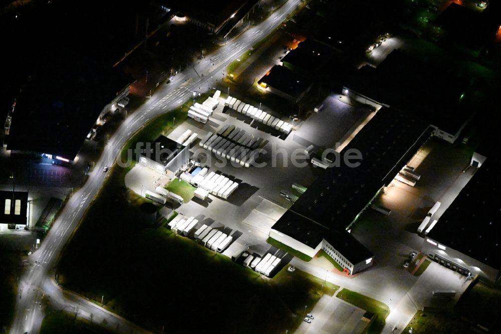 Eisenach bei Nacht von oben - Nachtluftbild Lagerhallen und Speditionsgebäude der Raben Trans European Germany GmbH in Eisenach im Bundesland Thüringen, Deutschland