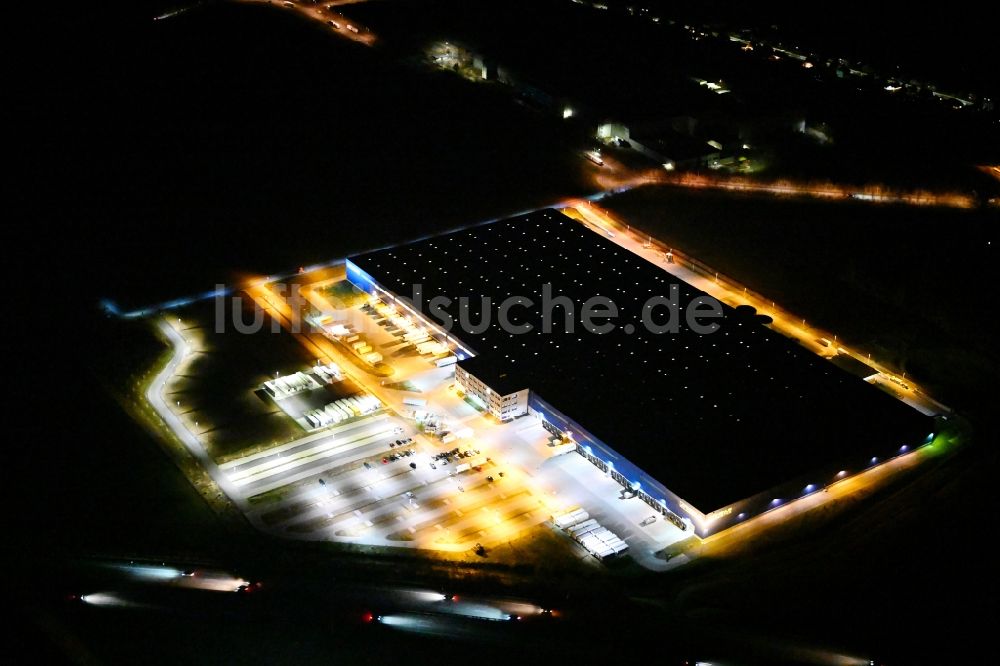 Nacht-Luftaufnahme Hörselgau - Nachtluftbild Lagerhallen und Speditionsgebäude der Rhenus SE & Co. KG in Hörselgau im Bundesland Thüringen, Deutschland