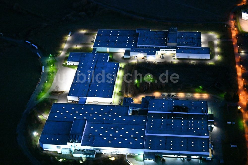 Falkenhagen bei Nacht von oben - Nachtluftbild Lagerhauskomplex- Gebäude im Gewerbegebiet Fürststücken in Falkenhagen im Bundesland Brandenburg, Deutschland