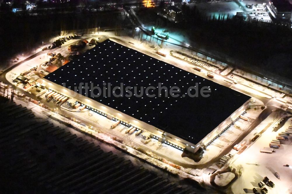 Nachtluftbild Berlin - Nachtluftbild Lagerhauskomplex- Gebäude im Gewerbegebiet Kaisers Tengelmann an der Ringstraße im Ortsteil Mariendorf in Berlin