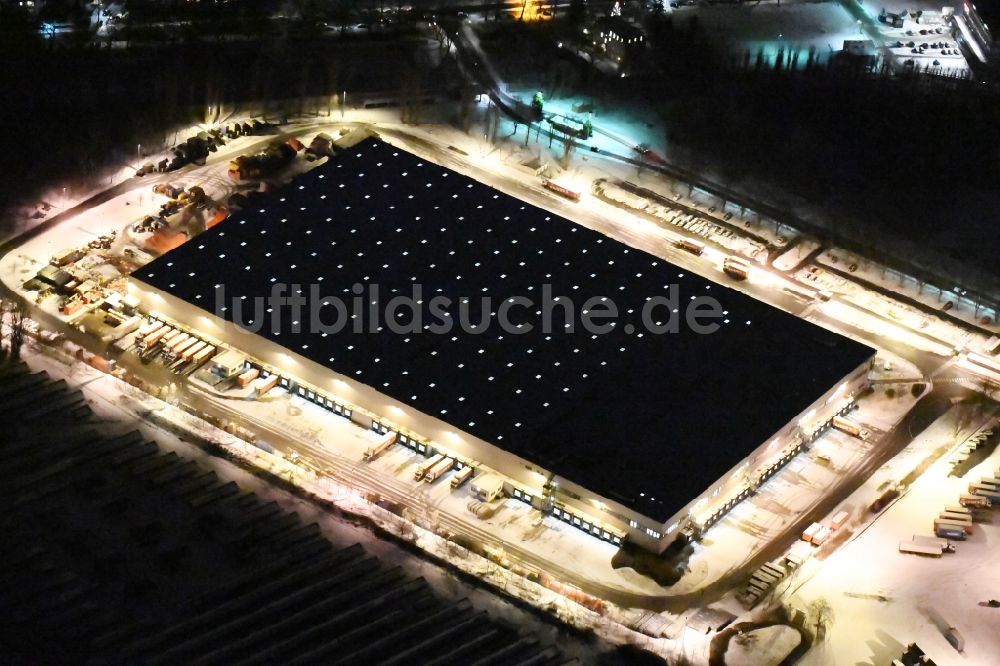 Nacht-Luftaufnahme Berlin - Nachtluftbild Lagerhauskomplex- Gebäude im Gewerbegebiet Kaisers Tengelmann an der Ringstraße im Ortsteil Mariendorf in Berlin