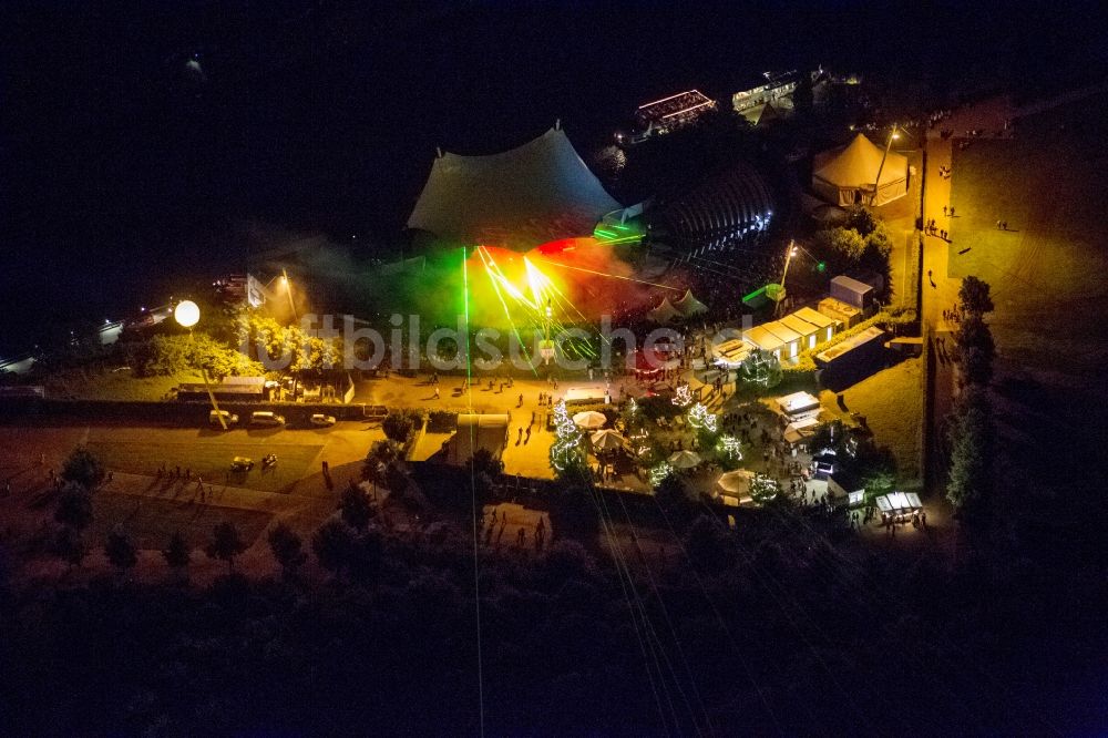 Gelsenkirchen bei Nacht aus der Vogelperspektive: Lasershow auf der Freilichtbühne im Nordsternpark in Gelsenkirchen in der Nacht der Industriekultur im Rahmen der Aktion Extraschicht 2012