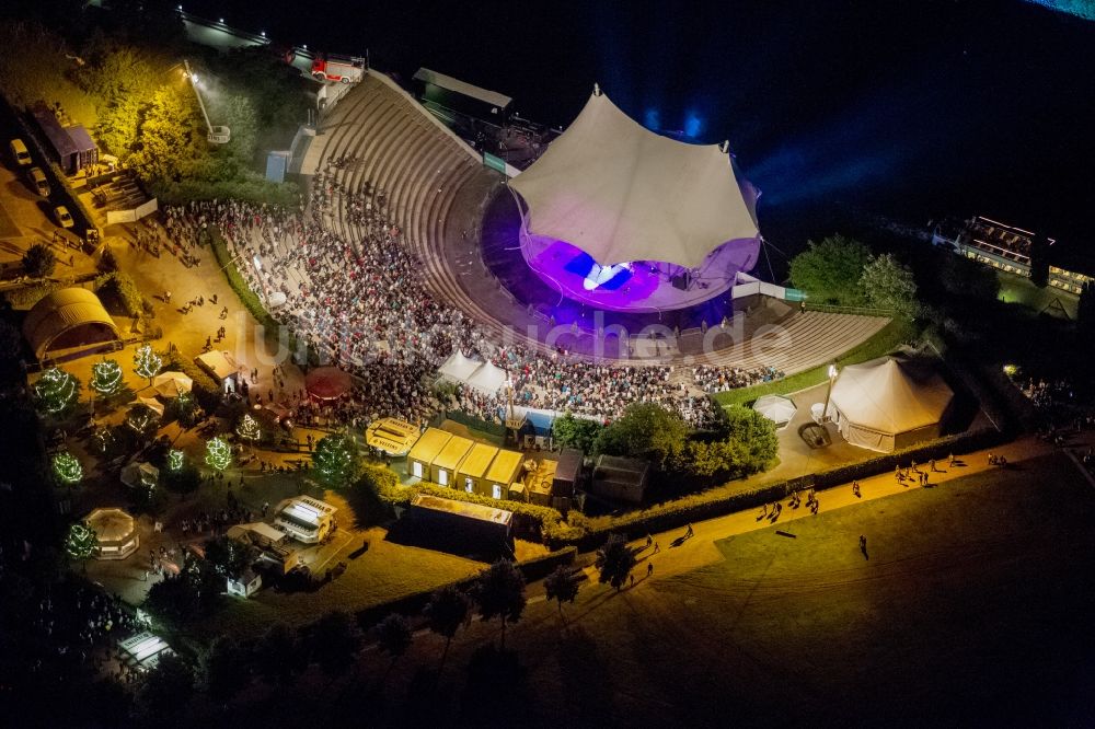 Gelsenkirchen bei Nacht aus der Vogelperspektive: Lasershow auf der Freilichtbühne im Nordsternpark in Gelsenkirchen in der Nacht der Industriekultur im Rahmen der Aktion Extraschicht 2012