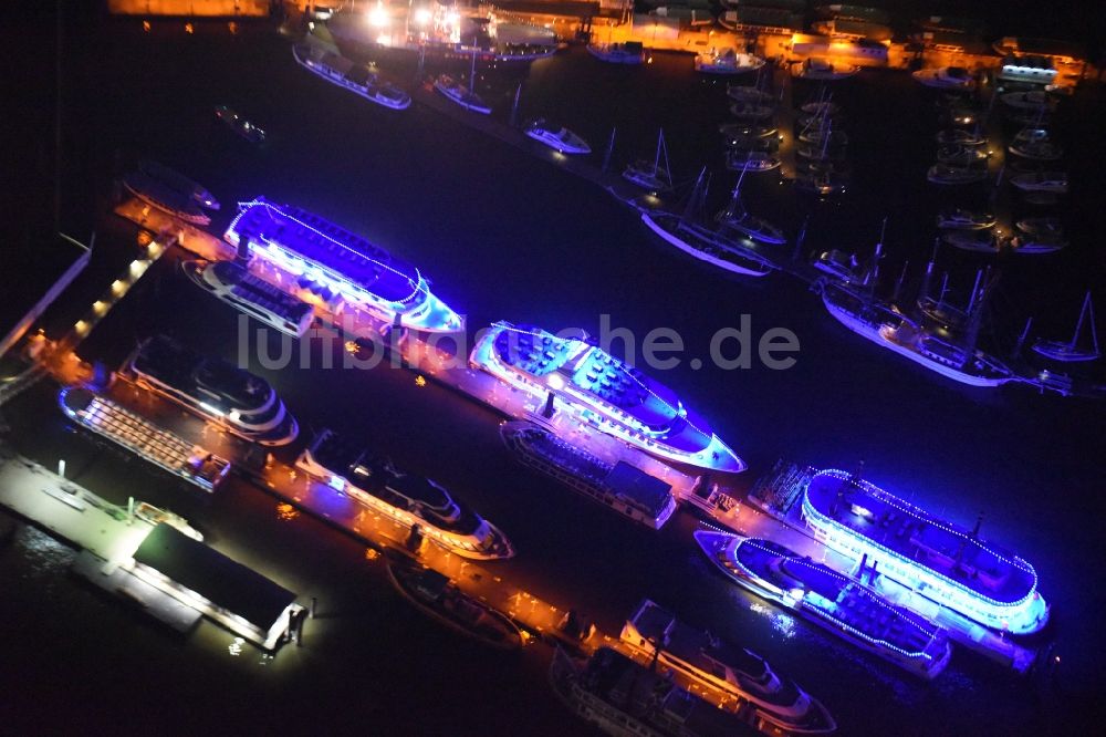 Hamburg bei Nacht aus der Vogelperspektive: Lila - pink Nacht- Beleuchtung der Fahrgastschiffe im Niederhafen der Elbe im Hafenbereich in Hamburg