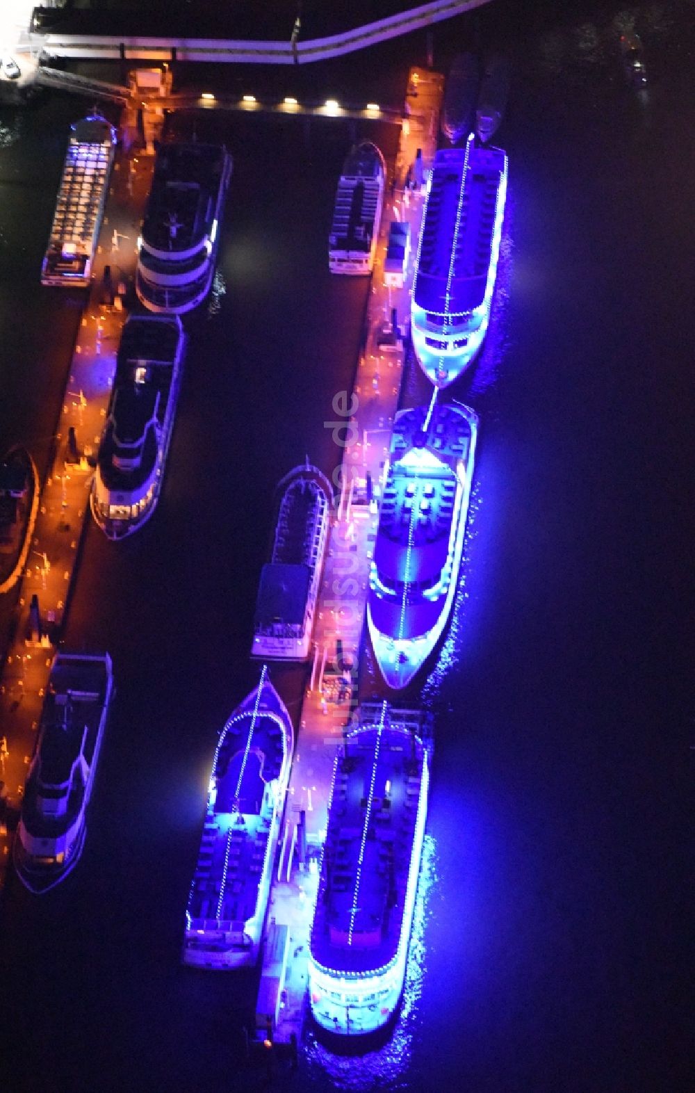 Hamburg bei Nacht von oben - Lila - pink Nacht- Beleuchtung der Fahrgastschiffe im Niederhafen der Elbe im Hafenbereich in Hamburg