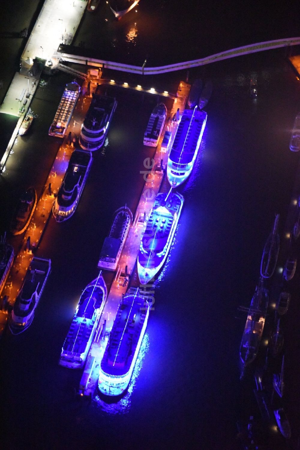 Hamburg bei Nacht aus der Vogelperspektive: Lila - pink Nacht- Beleuchtung der Fahrgastschiffe im Niederhafen der Elbe im Hafenbereich in Hamburg