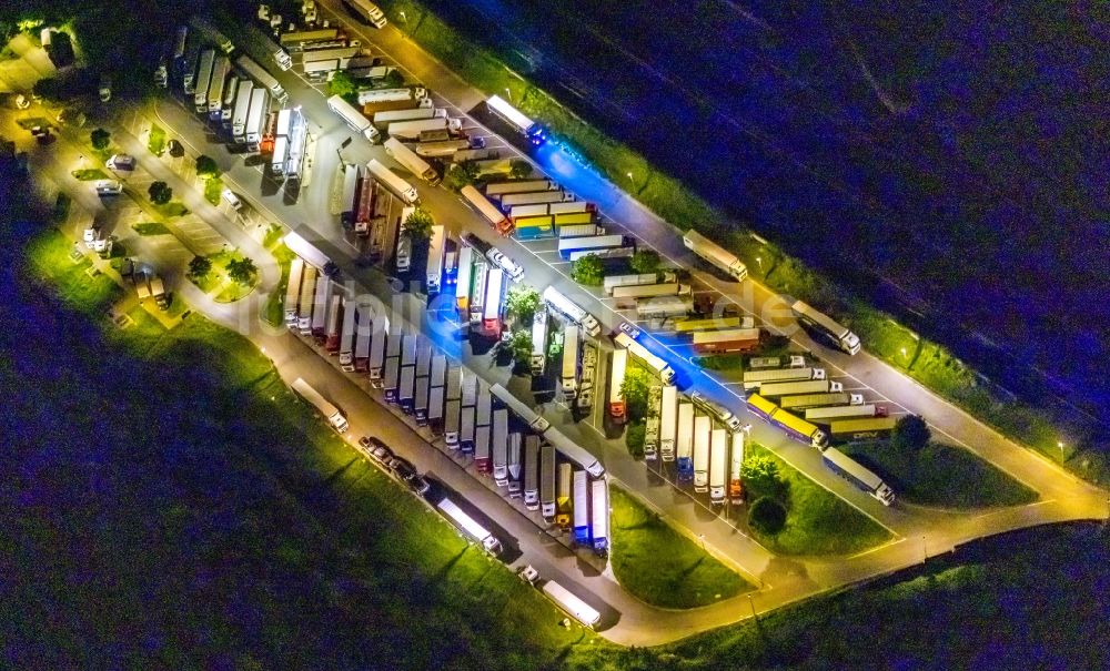 Gelsenkirchen bei Nacht aus der Vogelperspektive: Nachtluftbild LKW- Abstellflächen an der Autobahn- Raststätte und Parkplatz der BAB A2 Rasthof Resser Mark in Gelsenkirchen im Bundesland Nordrhein-Westfalen