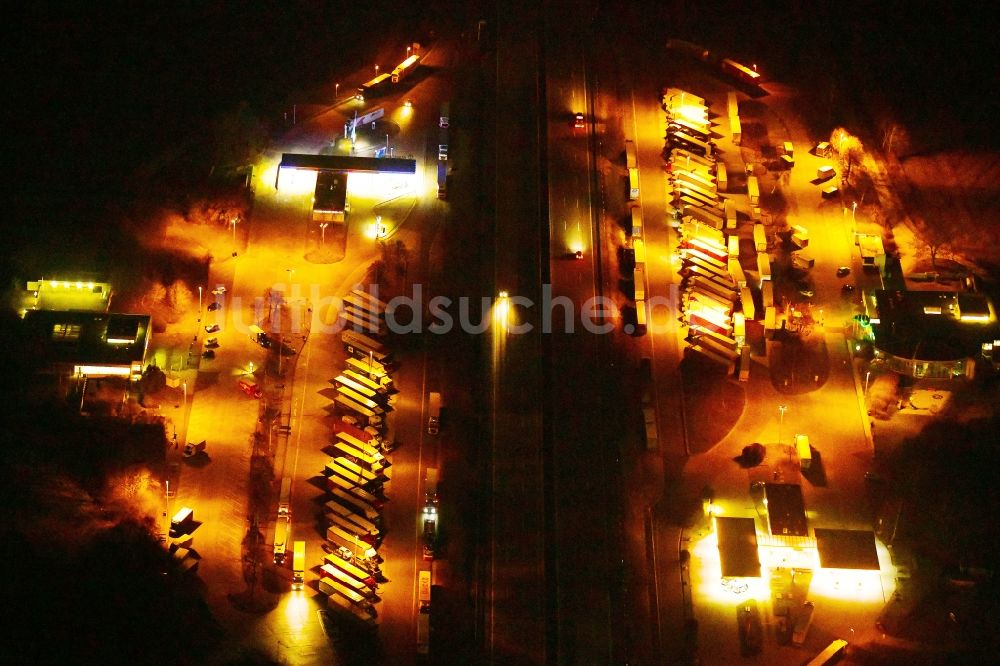 Knüllwald bei Nacht aus der Vogelperspektive: Nachtluftbild LKW- Abstellflächen an Raststätte Hasselberg Ost in Knüllwald im Bundesland Hessen, Deutschland