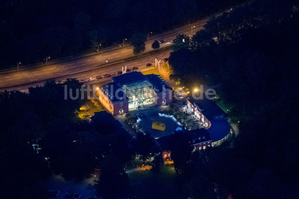 Oberhausen bei Nacht aus der Vogelperspektive: Nachtluftbild LUDWIGGALERIE - Schloss Oberhausen im Bundesland Nordrhein-Westfalen, Deutschland