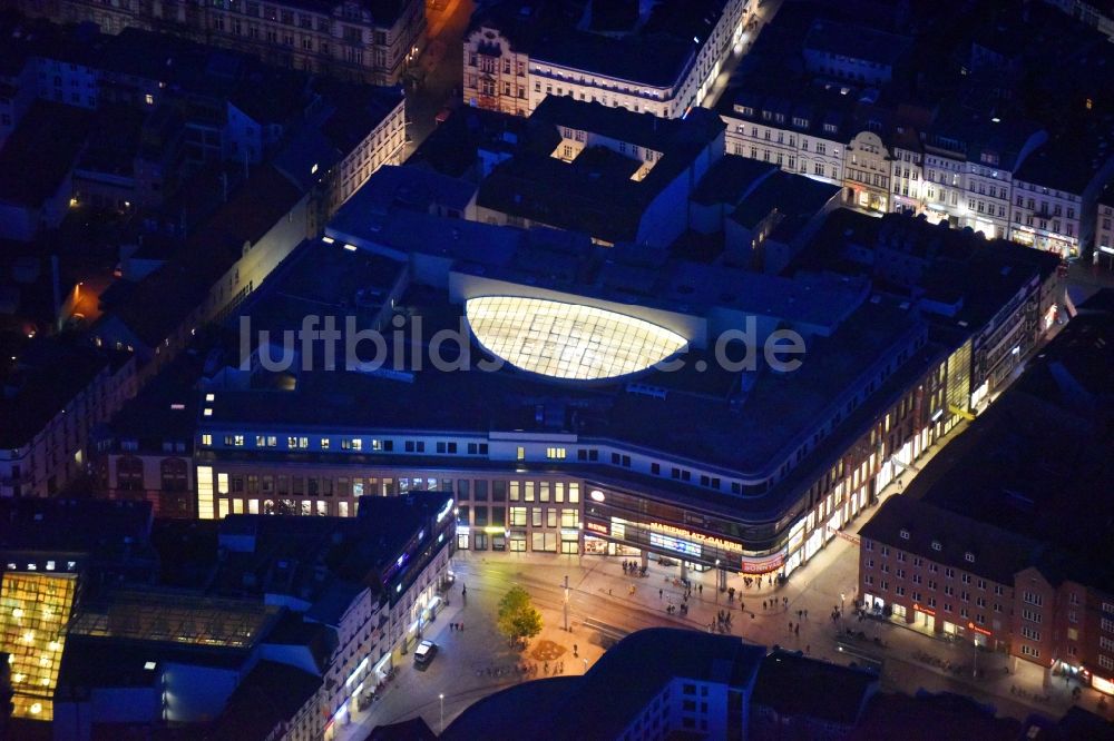 Schwerin bei Nacht von oben - Nachtluftbild Marienplatz Galerie in Schwerin im Bundesland Mecklenburg-Vorpommern, Deutschland