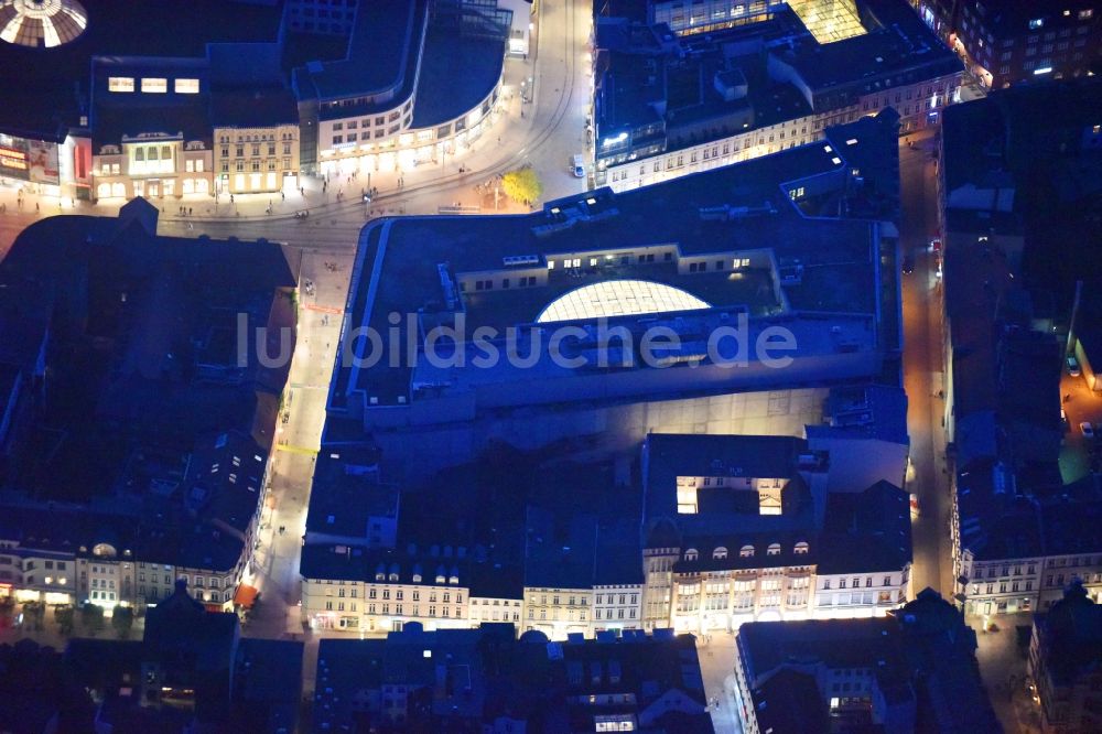 Nachtluftbild Schwerin - Nachtluftbild Marienplatz Galerie in Schwerin im Bundesland Mecklenburg-Vorpommern, Deutschland