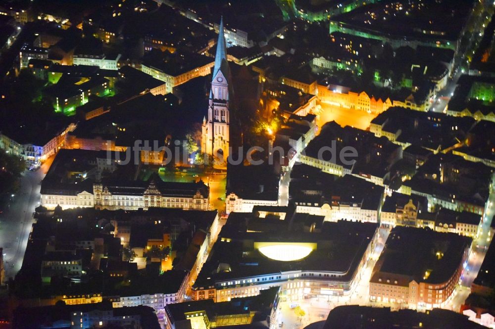 Schwerin bei Nacht von oben - Nachtluftbild Marienplatz Galerie in Schwerin im Bundesland Mecklenburg-Vorpommern, Deutschland