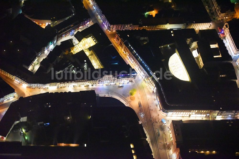 Schwerin bei Nacht aus der Vogelperspektive: Nachtluftbild Marienplatz Galerie in Schwerin im Bundesland Mecklenburg-Vorpommern, Deutschland