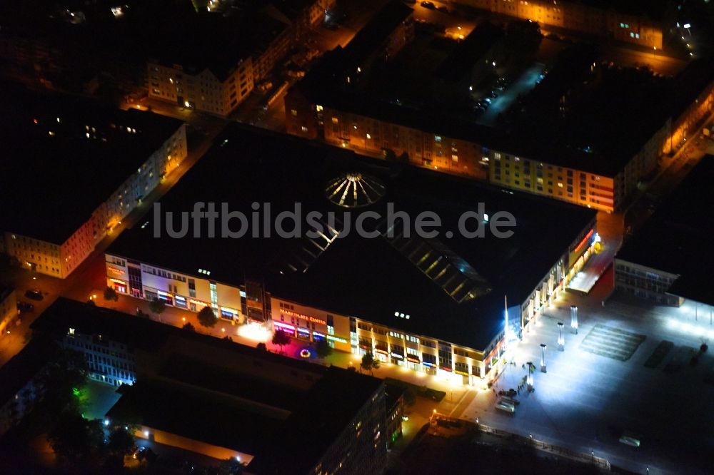 Nacht-Luftaufnahme Neubrandenburg - Nachtluftbild Marktplatz am Einkaufszentrum Marktplatzcenter in Neubrandenburg im Bundesland Mecklenburg-Vorpommern