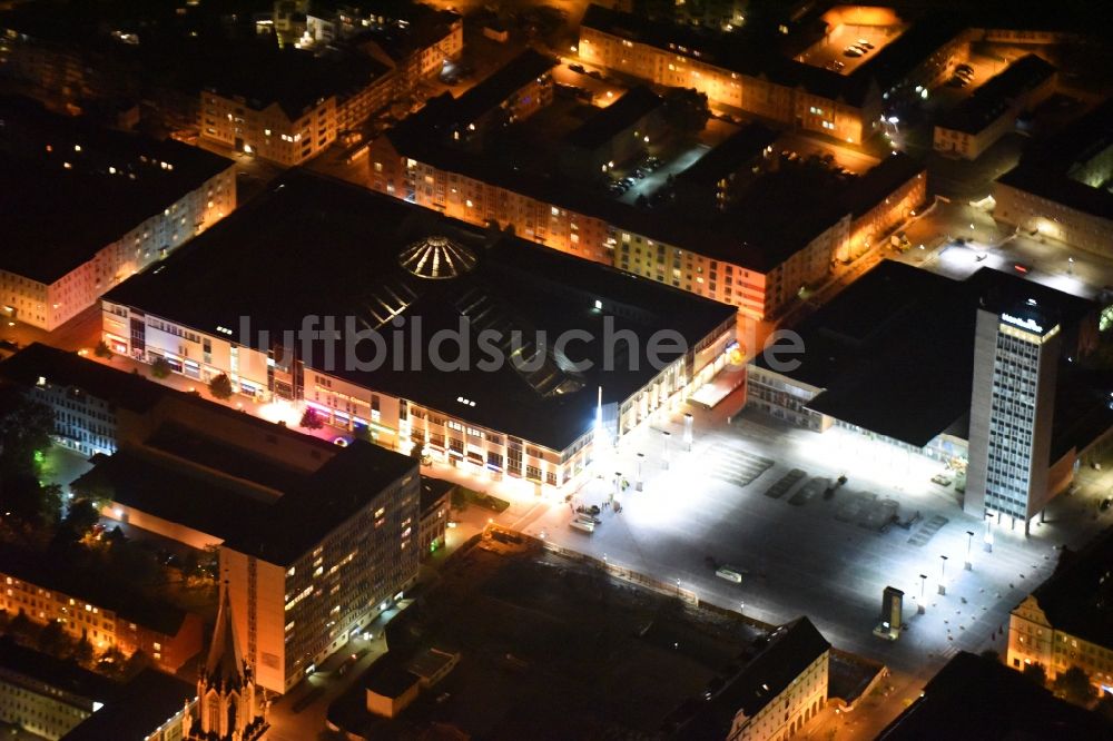 Neubrandenburg bei Nacht von oben - Nachtluftbild Marktplatz am Einkaufszentrum Marktplatzcenter in Neubrandenburg im Bundesland Mecklenburg-Vorpommern