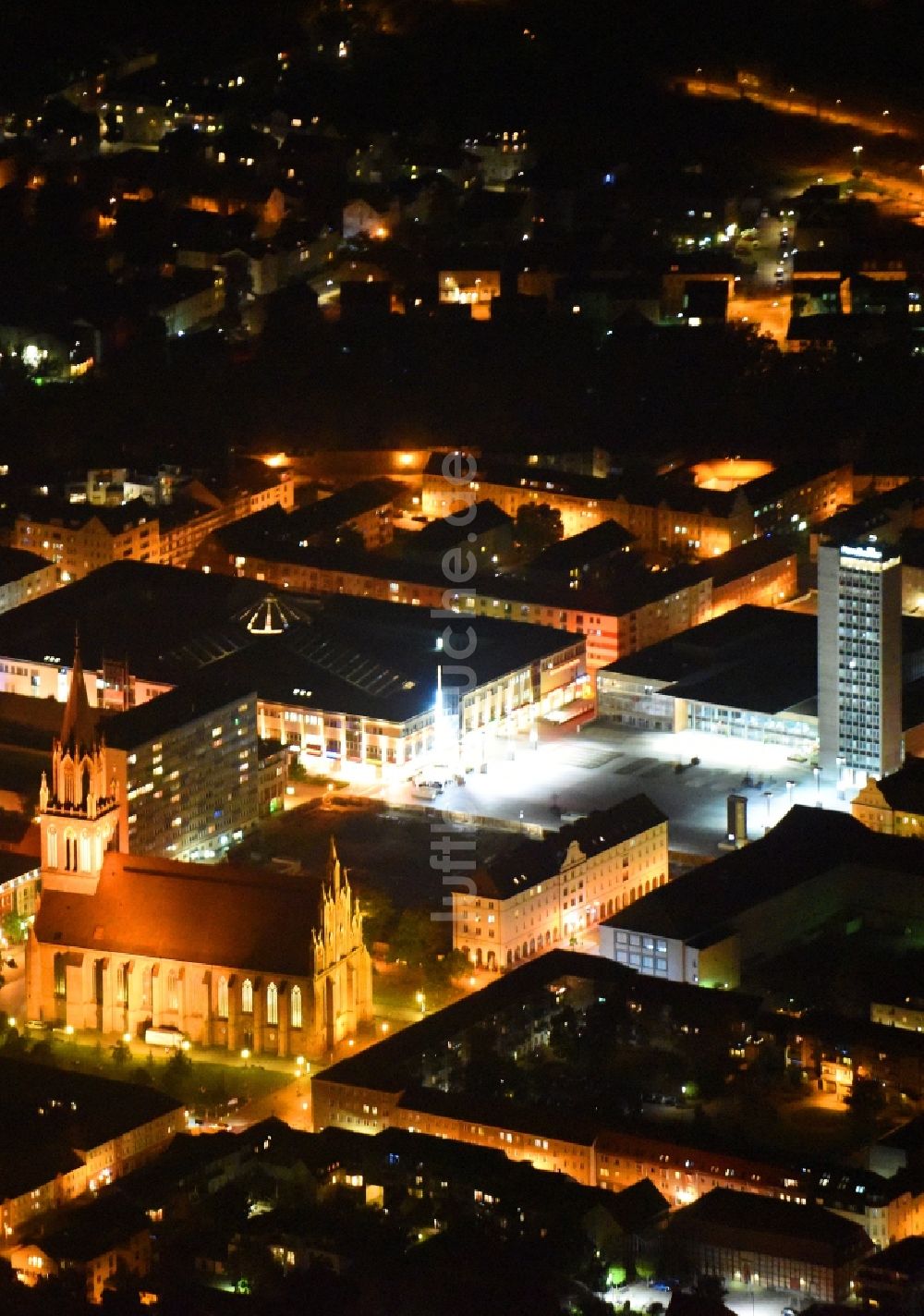 Nachtluftbild Neubrandenburg - Nachtluftbild Marktplatz am Einkaufszentrum Marktplatzcenter in Neubrandenburg im Bundesland Mecklenburg-Vorpommern