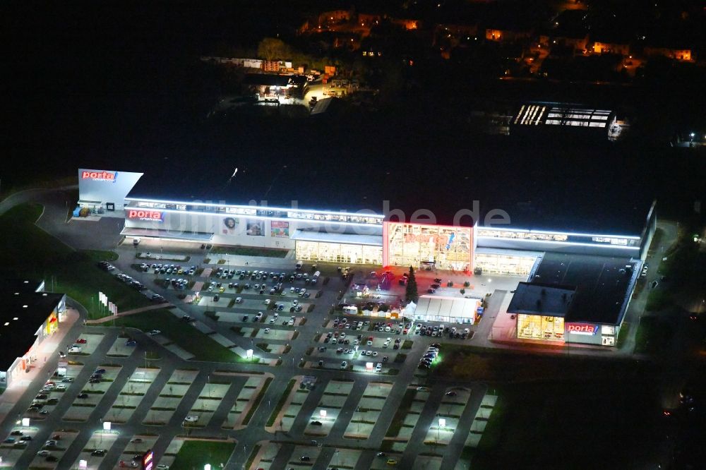 Berlin bei Nacht von oben - Nachtluftbild Möbelhaus der Porta-Gruppe in Mahlsdorf in Berlin