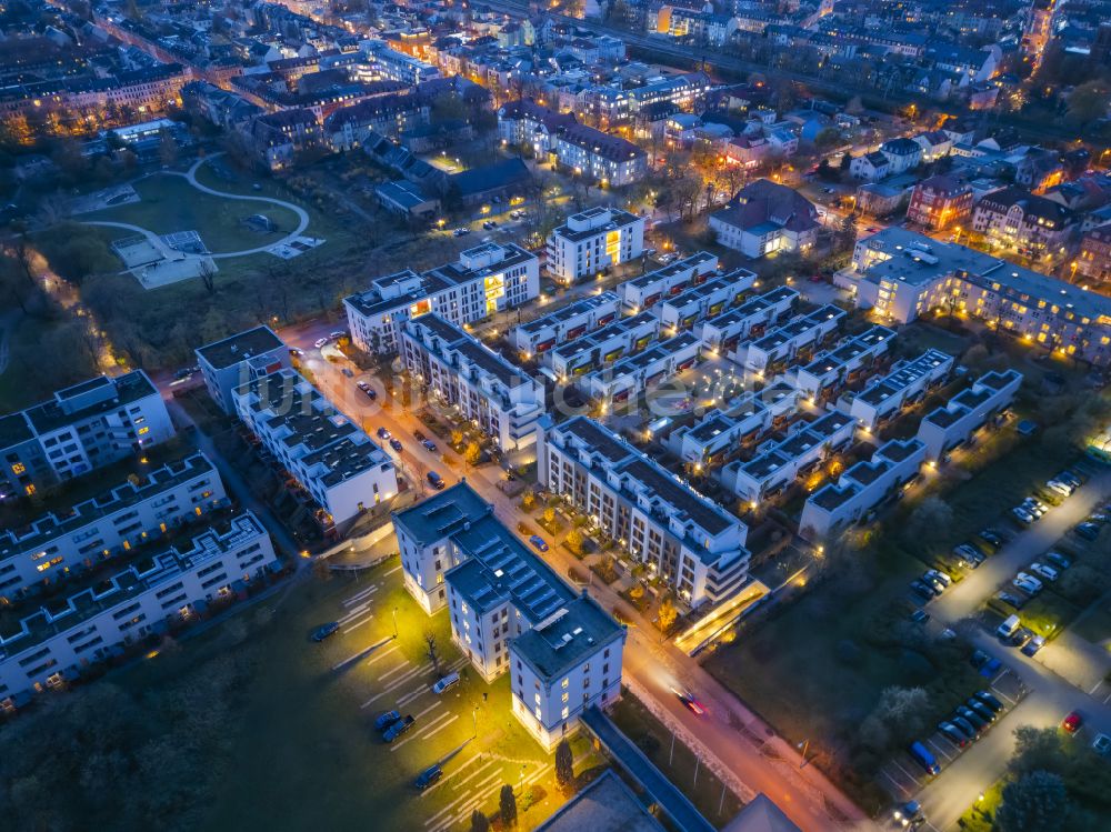 Dresden bei Nacht von oben - Nachtluftbild Mehrfamilienhaussiedlung Wohnanlage Alaunpark in Dresden im Bundesland Sachsen, Deutschland