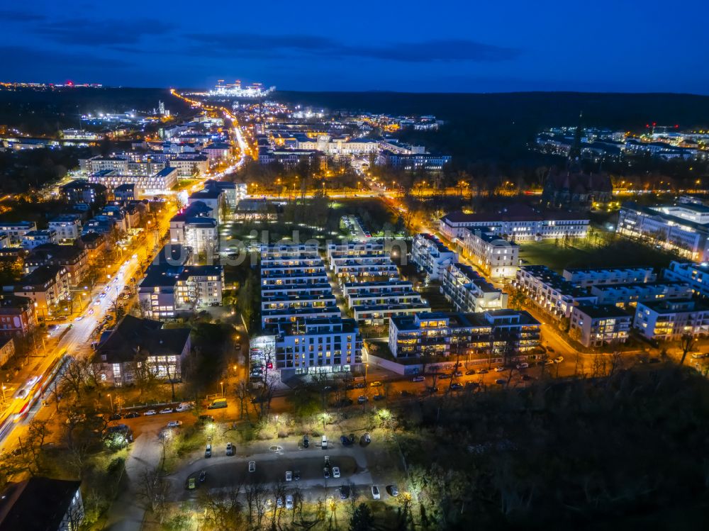 Dresden bei Nacht aus der Vogelperspektive: Nachtluftbild Mehrfamilienhaussiedlung Wohnanlage Alaunpark in Dresden im Bundesland Sachsen, Deutschland