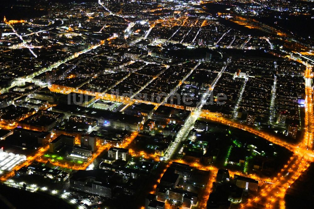 Karlsruhe bei Nacht von oben - Nachtluftbild Mehrfamilienhaussiedlung zwischen Brauerstraße und Ebertstraße im Ortsteil Südweststadt in Karlsruhe im Bundesland Baden-Württemberg, Deutschland