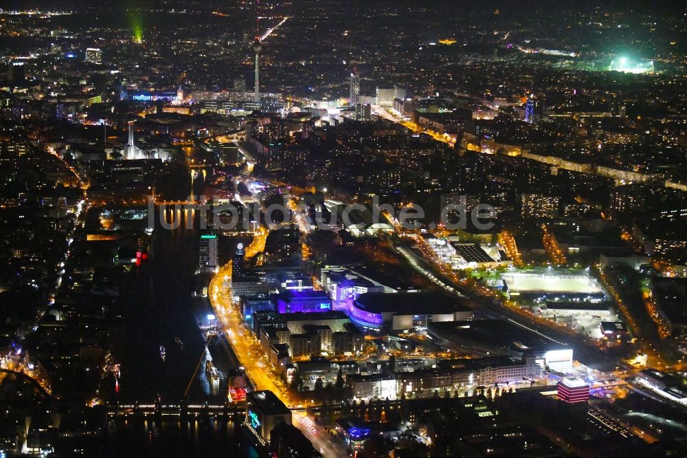 Berlin bei Nacht aus der Vogelperspektive: Nachtluftbild Mercedes-Benz-Arena im Anschutz Areal im Stadtteil Friedrichshain in Berlin